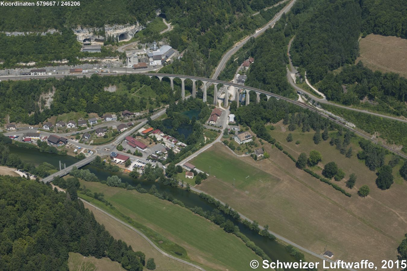 Eisenbanbrücke SBB, Position 2'579'682.98, 1'246'220.17. 1877 eröffnete die Bahnlinie Glovelier-Porrentruy. Damit trat St. Ursanne aus seiner Isolation heraus, die Industrialisierung begann.
